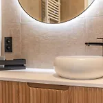 Incredibly Renovated Flat On A Suberb Location Apartment *