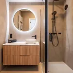 Incredibly Renovated Flat On A Suberb Location *