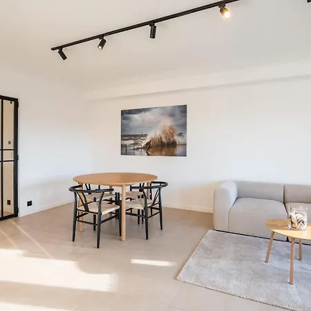 Incredibly Renovated Flat On A Suberb Location *