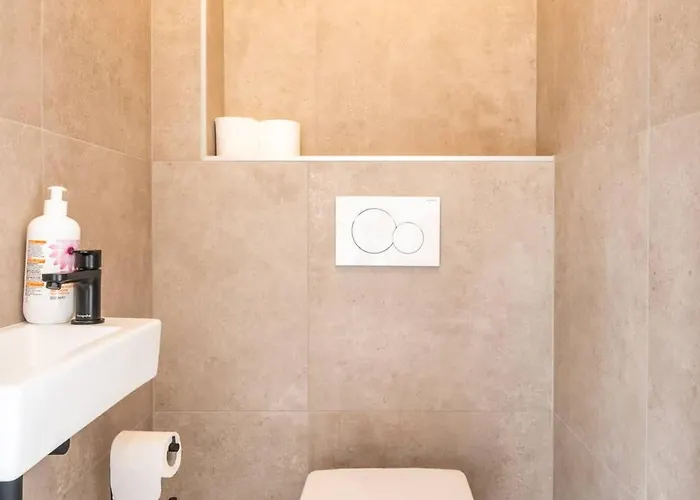 דירה Incredibly Renovated Flat On A Suberb Location *